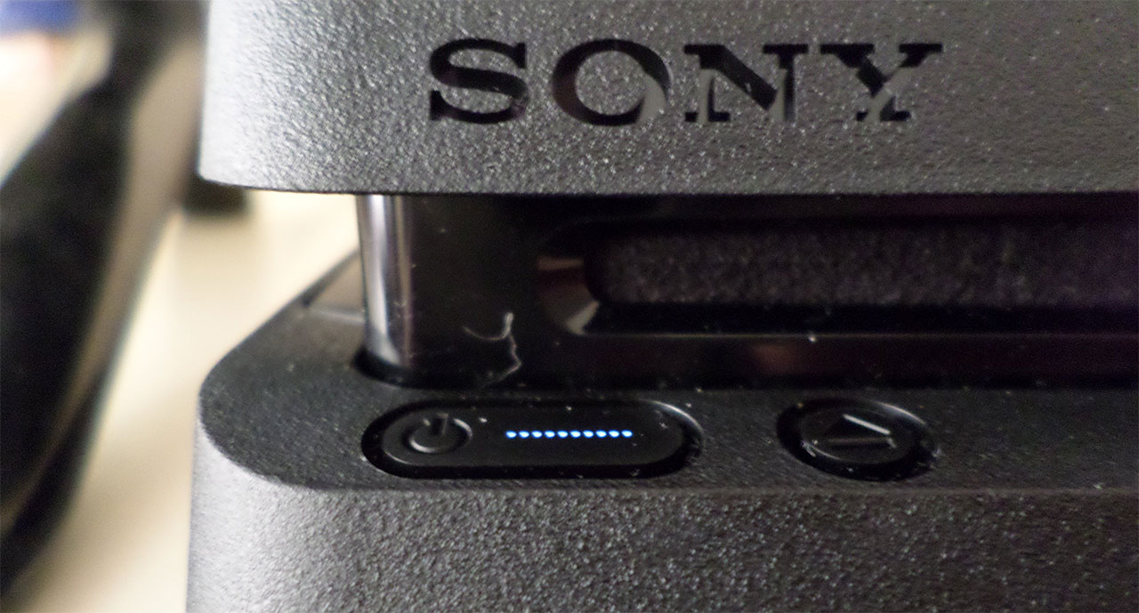 PS4 - przytrzymaj przycisk zasilania, aż usłyszysz sygnał dźwiękowy dwukrotnie