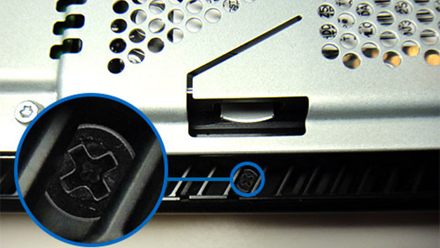 Przekręcani śrubki do wyjmowana płyty w starszych PS4