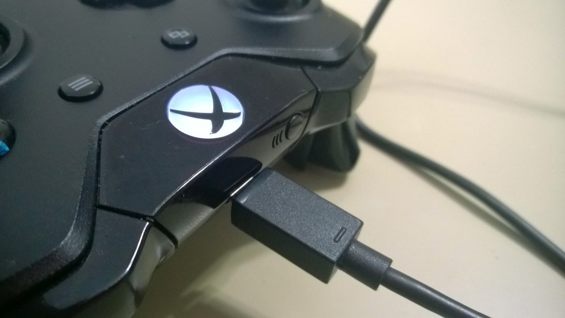Podłączanie pada od Xbox One za pomocą kabla USB