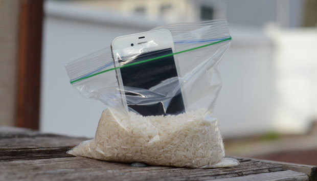 Telefon w torebce z ryżem - pomaga w suszeniu urządzenia