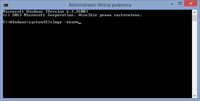 Wpisywanie komendy do odświeżenia licencji Windowsa