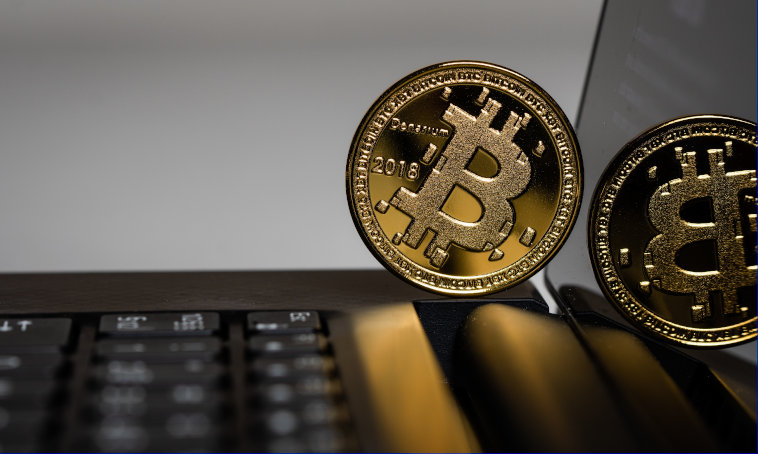 moneta bitcoin na rancie laptopa