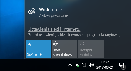 Biały krzyżyk obok nazwy sieci Wi-Fi