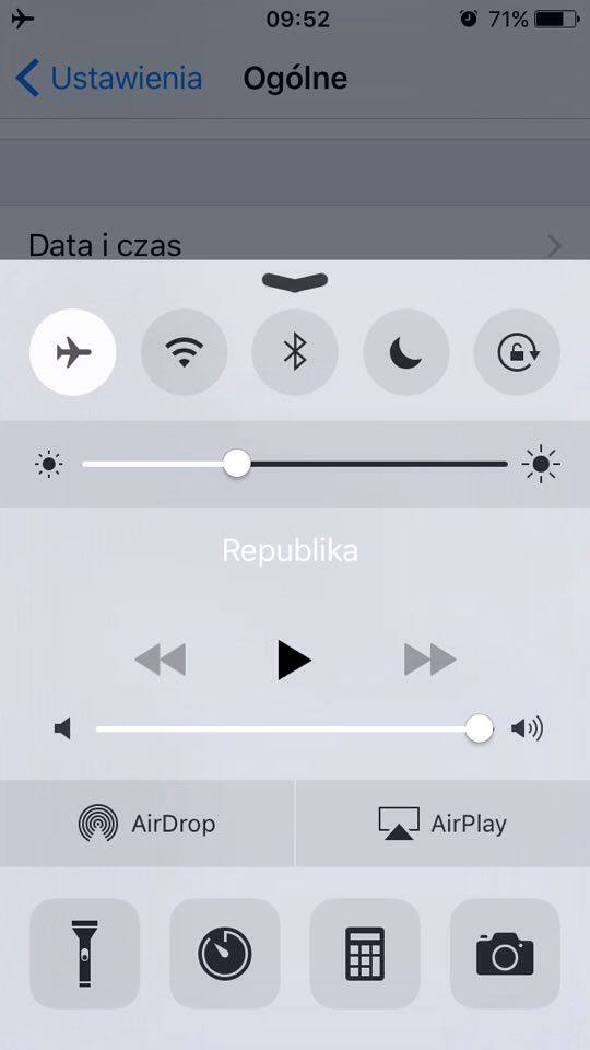 Włącz tryb samolotowy w iPhone